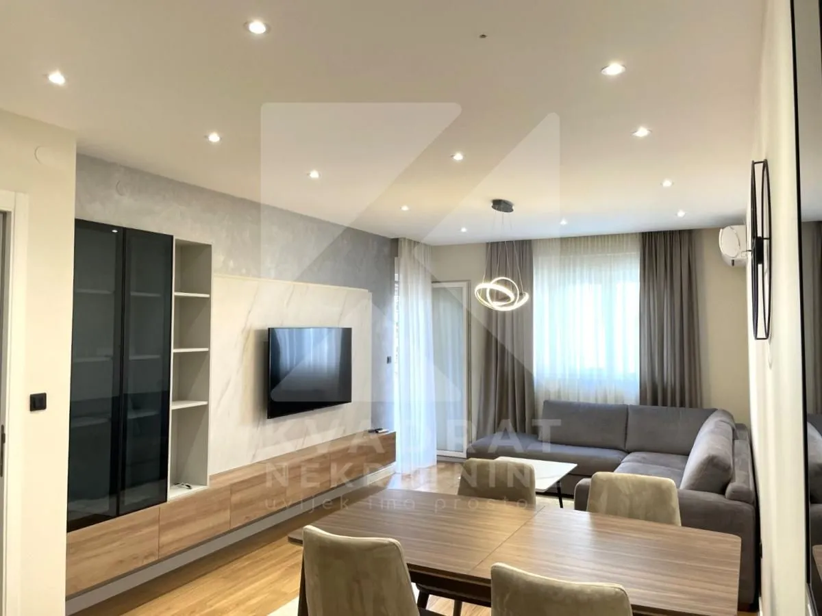 Izdavanje, jednosoban stan, 53m², Central Point, Podgorica