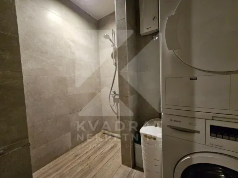 Moderne pločice u kupatilu sa tuš kabinom i veš mašinom. - image 14