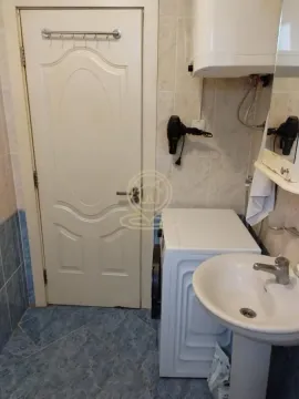 Manje kupatilo sa umivaonikom, mašinom za veš i vratima. - image 35