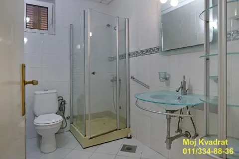 Kupatilo opremljeno tuš kabinom, lavaboom i toaletom. - image 13