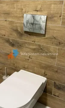 Kupatilo sa zidnim pločicama u imitaciji drveta i ugradnom šoljom. - image 15