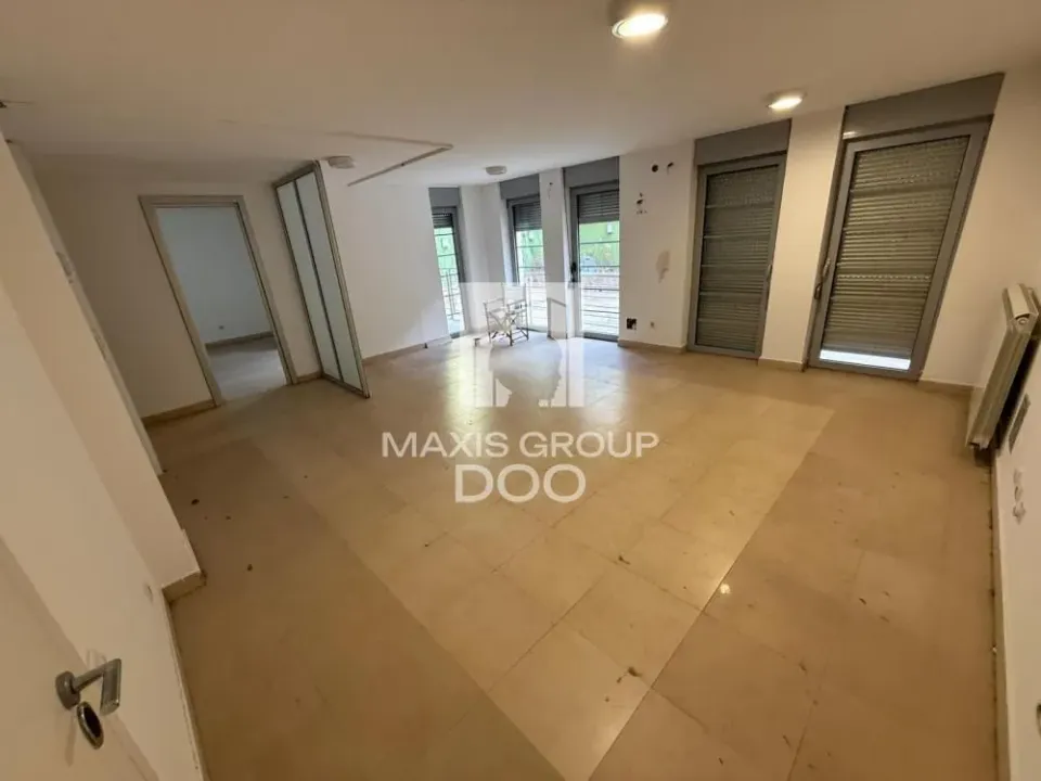 Izdavanje, poslovni prostor, 233m², Đeram Pijaca, Beograd