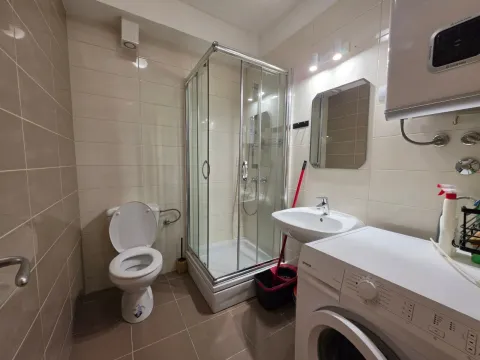 Kupatilo opremljeno tuš kabinom, umivaonikom, toaletom i veš mašinom. - image 7