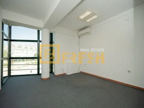 Izdavanje, poslovni prostor, 1000m², Centar, Podgorica - image 30