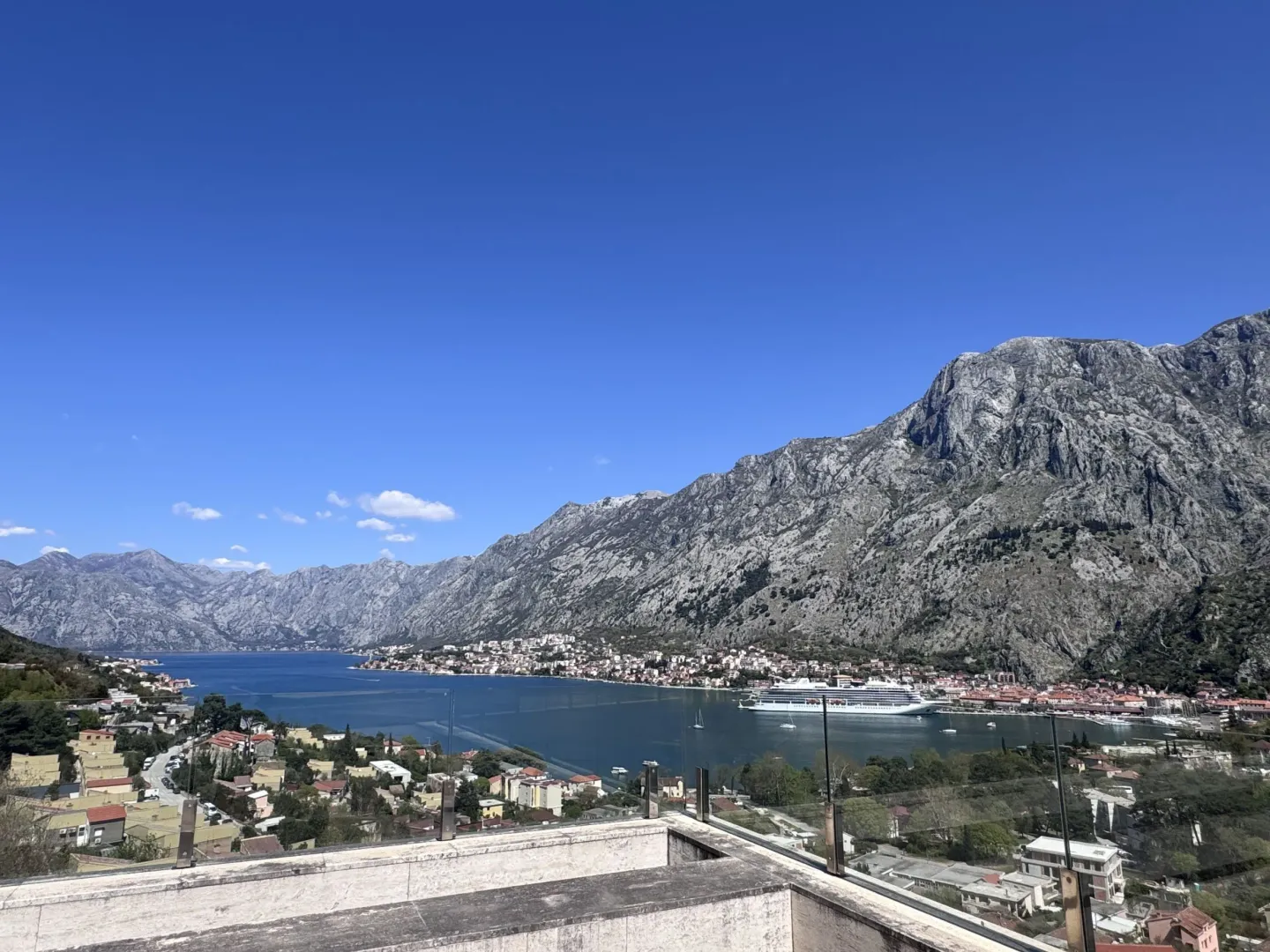 Pogled sa terase na Bokokotorski zaliv i planine.