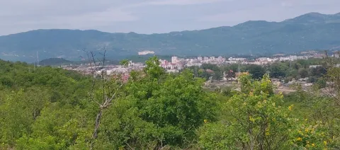 Pogled na grad i planine u daljini. - image 7