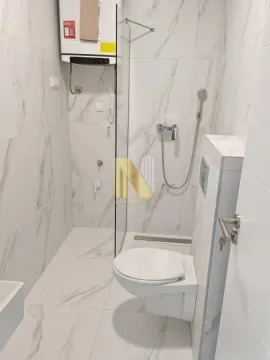 Moderno opremljeno kupatilo sa tuš kabinom i ugradnom wc šoljom. - image 4