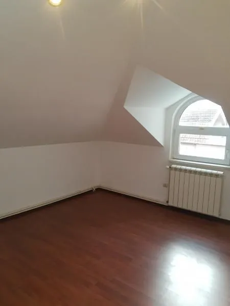 Izdavanje, četvorosoban stan, 180m², Petlovo Brdo, Beograd