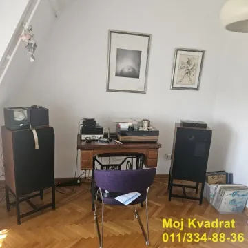 Kutak sa radnim stolom, audio opremom i zvučnicima u sobi sa parketom. - image 5
