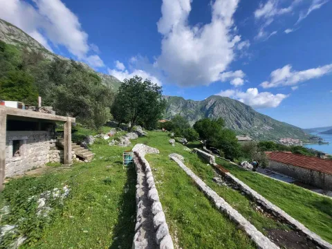 Pogled na zeleno dvorište sa terasastim vrtom i okolnim planinama. - image 8