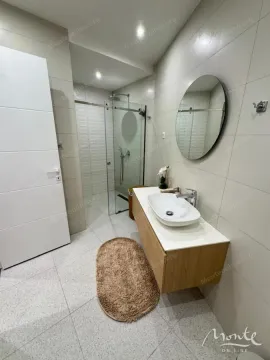 Moderno opremljeno kupatilo sa tuš kabinom i umivaonikom. - image 12