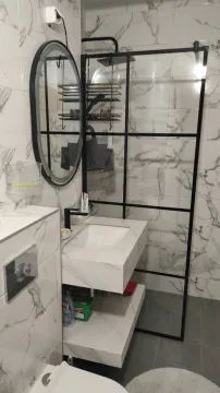 Moderne kupatilo sa umivaonikom i tuš kabinom sa staklenom pregradom. - image 6