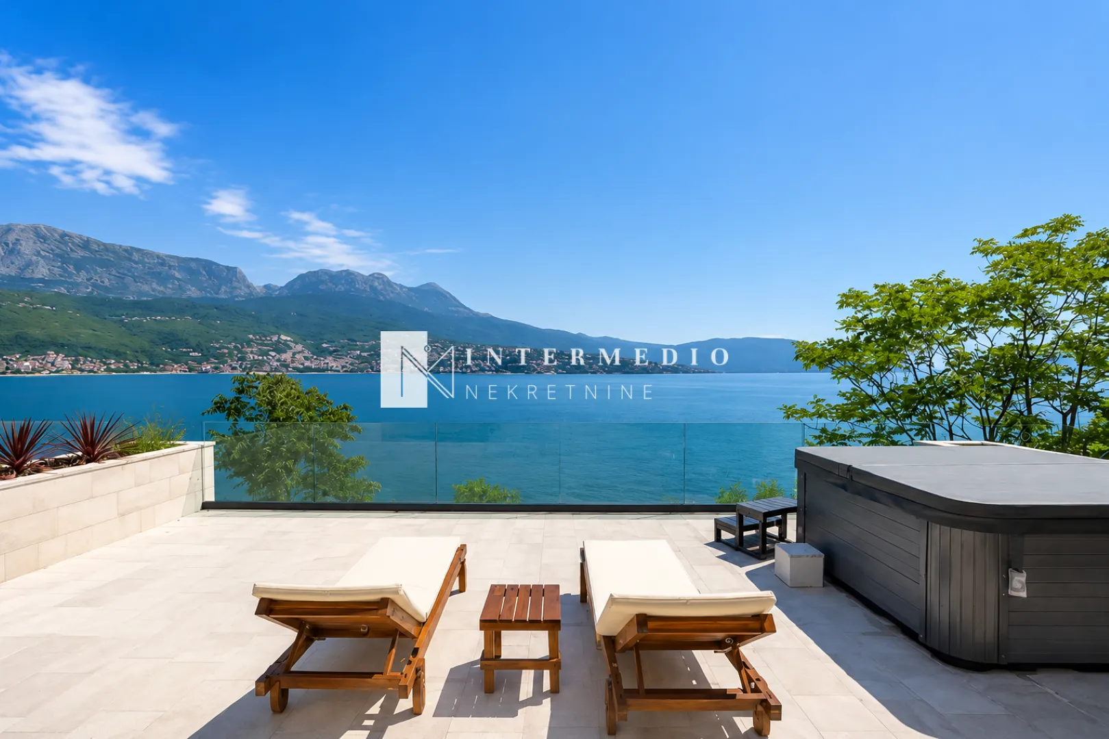 Prodaja, dvosoban stan, 61m², Njivice, Herceg Novi