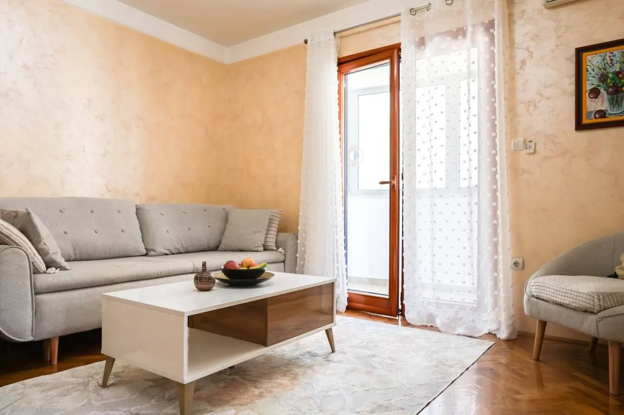 Living room with a sofa, coffee table and access to the terrace.