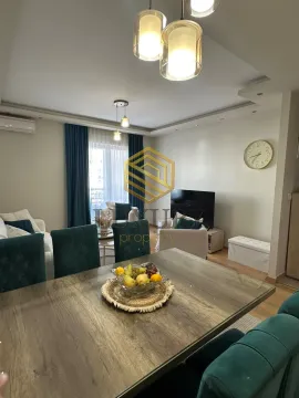Dnevni boravak sa trpezarijom i garniturom za sedenje. - image 8