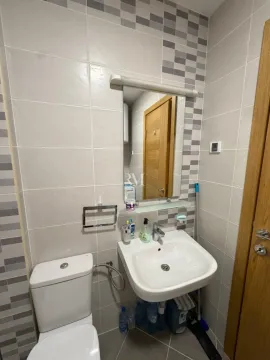 Manje kupatilo sa umivaonikom, wc šoljom i ogledalom. - image 10