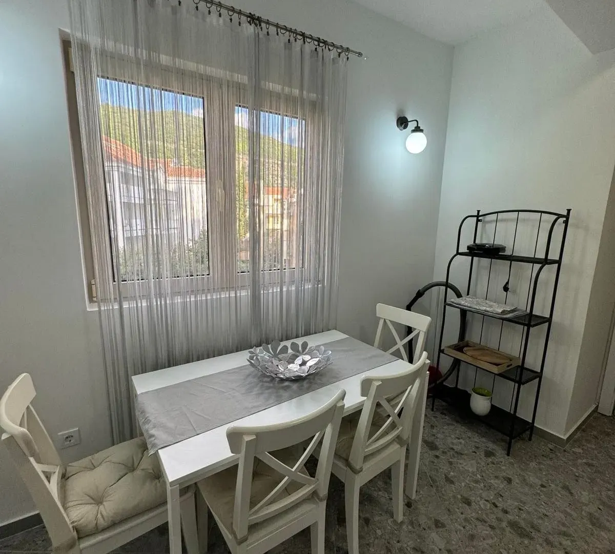 Izdavanje, jednosoban stan, 63m², Slovenska Plaža, Budva