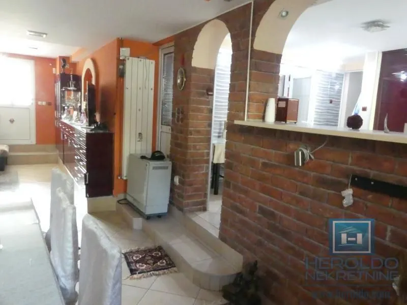 Prodaja, kuća, 380m², Pivara, Jagodina