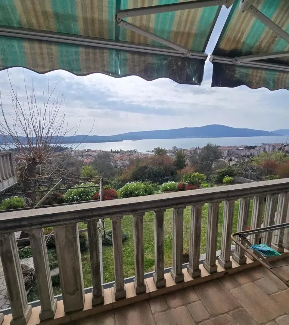 Izdavanje, dvosoban stan, 80m², Tripovići, Tivat