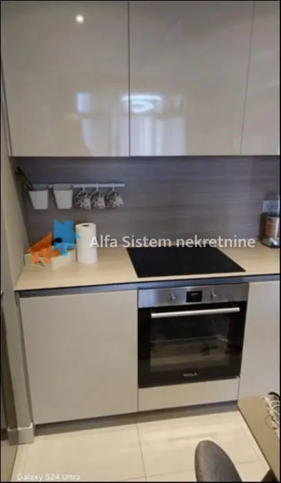 Moderna kuhinja sa ugradnom rernom i pločom za kuvanje.