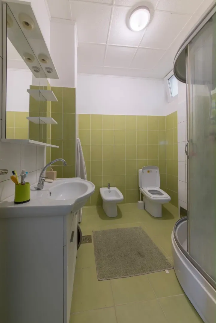 Kupatilo sa umivaonikom, tuš kabinom, WC šoljom i bideom.