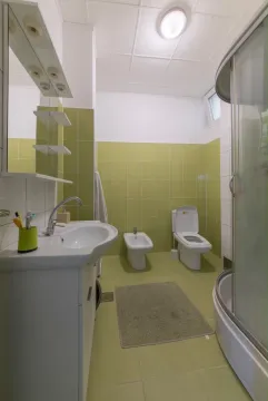 Kupatilo sa umivaonikom, tuš kabinom, WC šoljom i bideom. - image 7