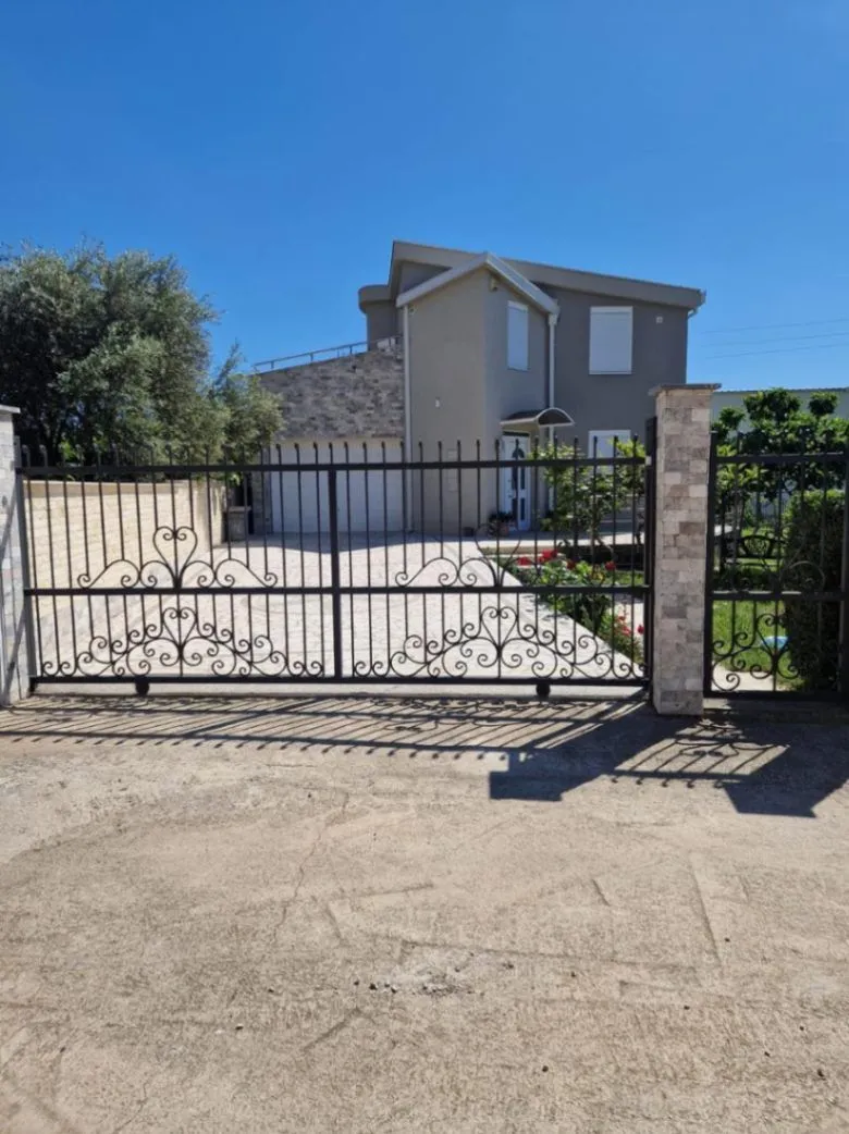 Sale, house, 130m², Tomba, Bar