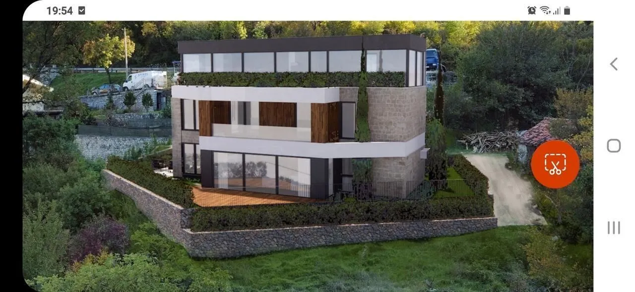 Spoljni izgled moderne višespratne kuće sa terasama i uređenim dvorištem.