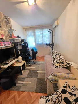 Dnevna soba sa garniturom, radnim stolom i televizorom. - image 9