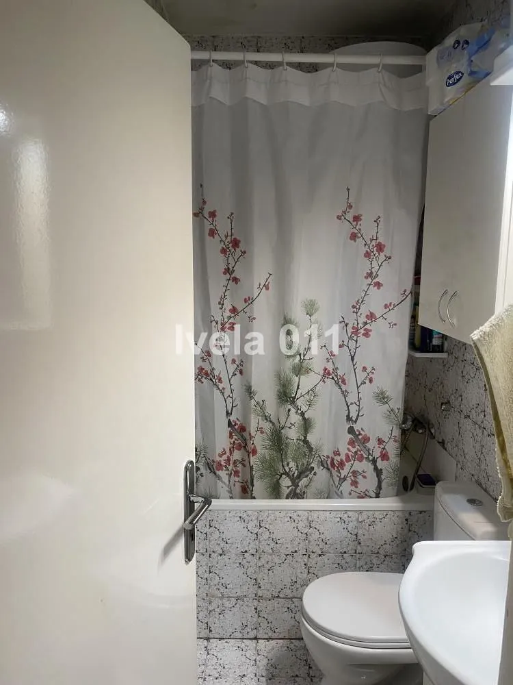 Manje kupatilo sa kadom, umivaonikom i wc šoljom.