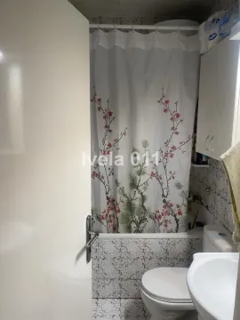 Manje kupatilo sa kadom, umivaonikom i wc šoljom. - image 3