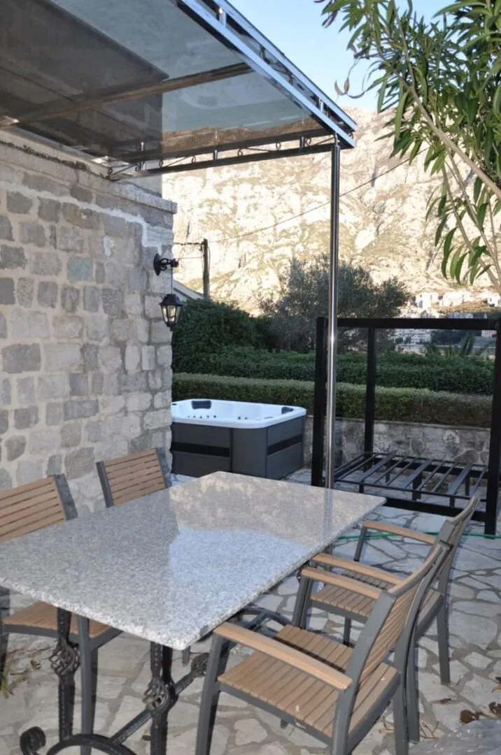 Sale, house, 310m², Kotor, Crna Gora
