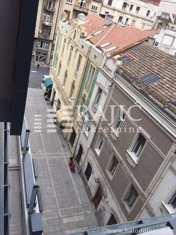 Pogled sa terase na starogradsku ulicu i fasade zgrada.