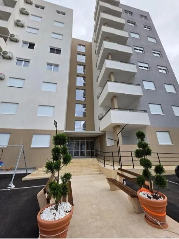 View of the entrance and facade of the residential building.
