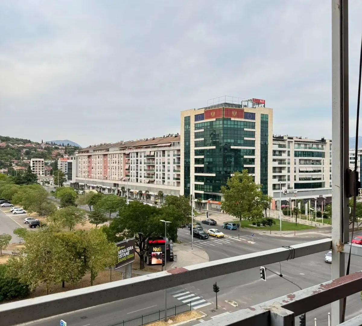 Izdavanje, trosoban stan, 95m², Blok 5, Podgorica