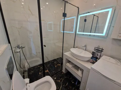 Moderne kupatilo sa tuš kabinom, umivaonikom i osvijetljenim ogledalom. - image 10
