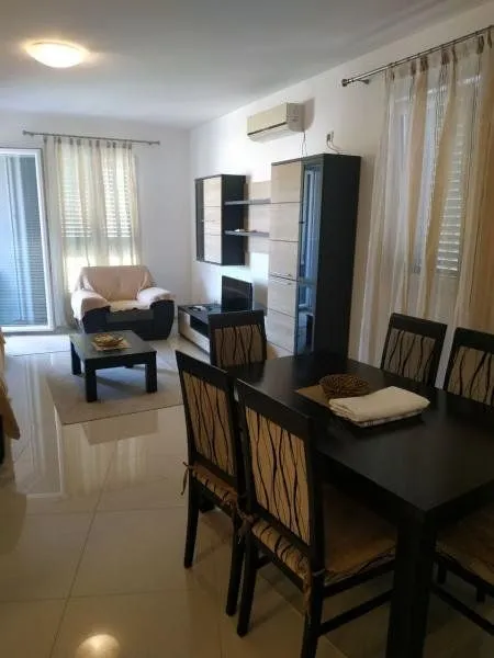 Izdavanje, dvosoban stan, 72m², Bečići, Budva