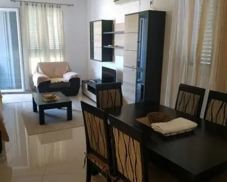 Izdavanje, dvosoban stan, 72m², Bečići, Budva - image 1