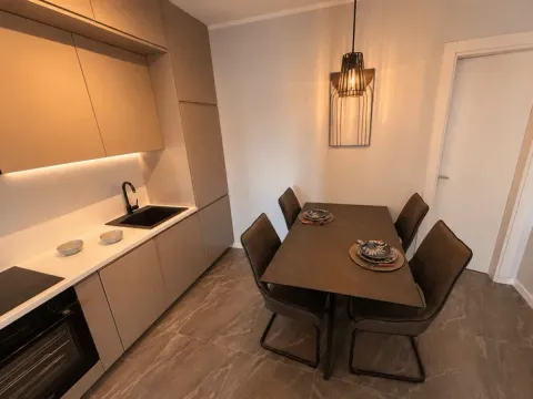 Moderna kuhinja sa trpezarijskim stolom i ugradnim elementima. - image 6