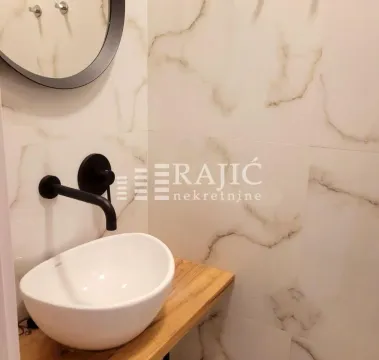 Modern bathroom with washbasin and mirror. - image 9
