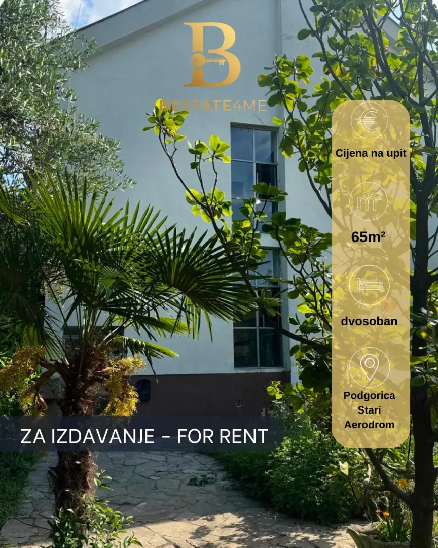 Eksterijer kuće sa dvorištem i zelenilom.