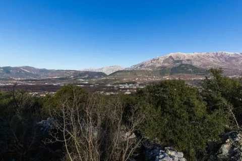 Pogled na okolne planine i dolinu sa zelenilom u prvom planu. - image 4