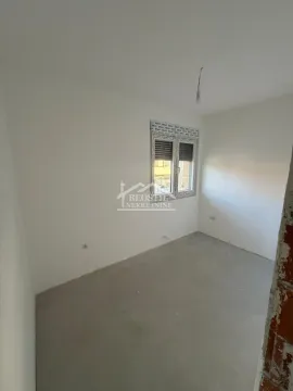 Prazna neuređena prostorija sa prozorom u izgradnji. - image 4