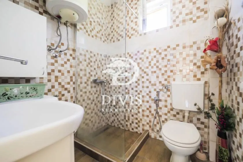 Kupatilo sa tuš kabinom, umivaonikom i wc šoljom.