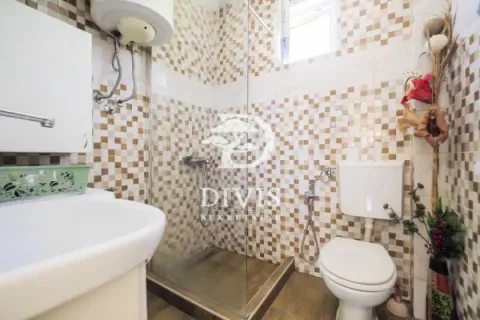 Kupatilo sa tuš kabinom, umivaonikom i wc šoljom. - image 14