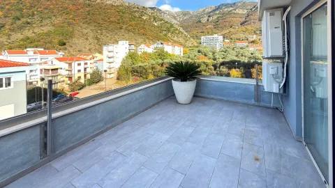 Prostrana terasa sa popločanim podom i pogledom na planine i naselje. - image 13