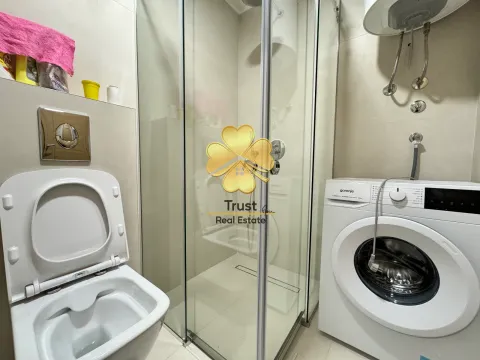 Manje kupatilo sa tuš kabinom, WC šoljom i veš mašinom. - image 10