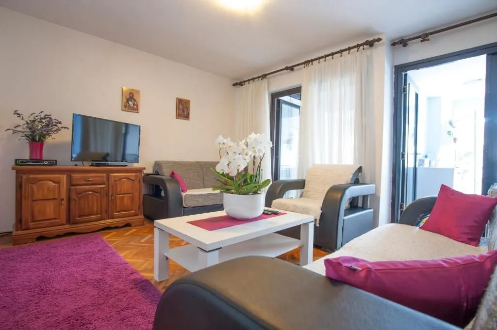 Rent, three bedroom apartment, 80m², Golubovina, Budva