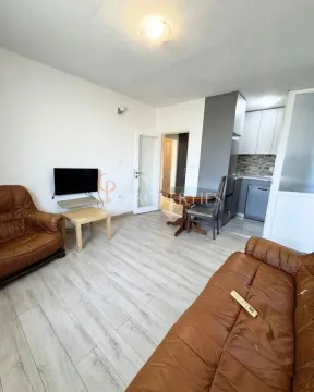 Dnevna soba sa garniturom, malim stolom i televizorom. - image 2