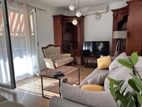 Izdavanje, dvosoban stan, 100m², Kalimanj, Tivat - image 4